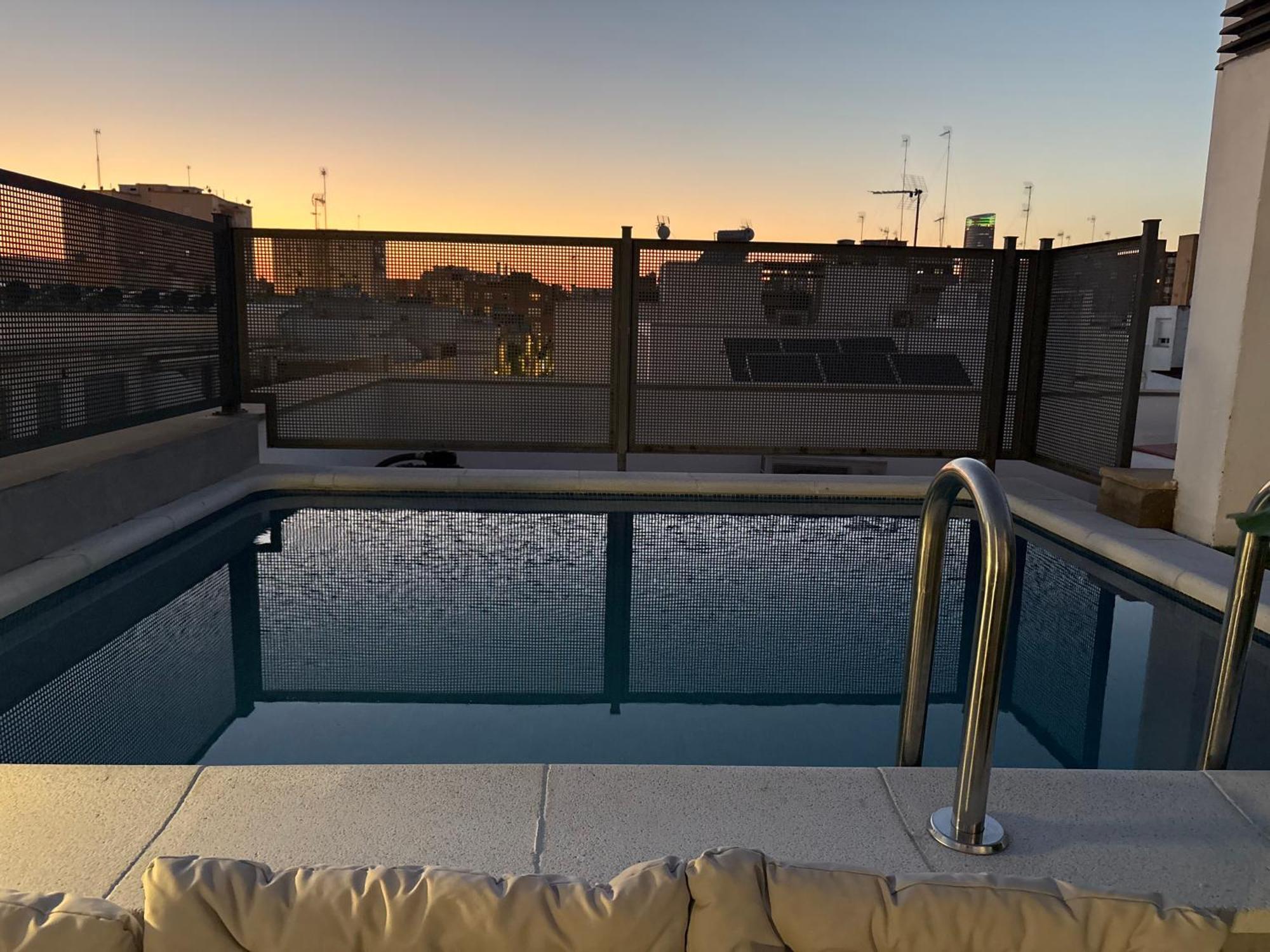 شقة Atico Triana Con Piscina Privada إشبيلية المظهر الخارجي الصورة